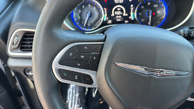 Used 2025 Chrysler Pacifica Select FWD image 22