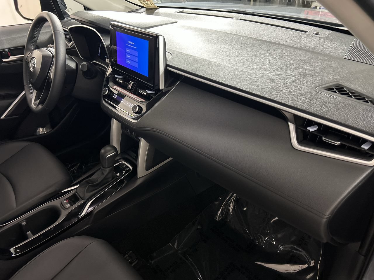 Used 2025 Toyota Corolla Cross XLE w/ Convenience Package FWD image 28