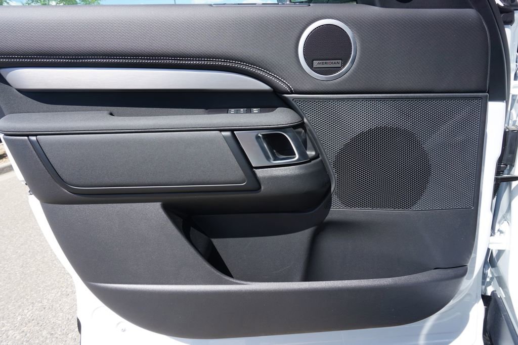 New 2025 Land Rover Discovery Dynamic SE image 17