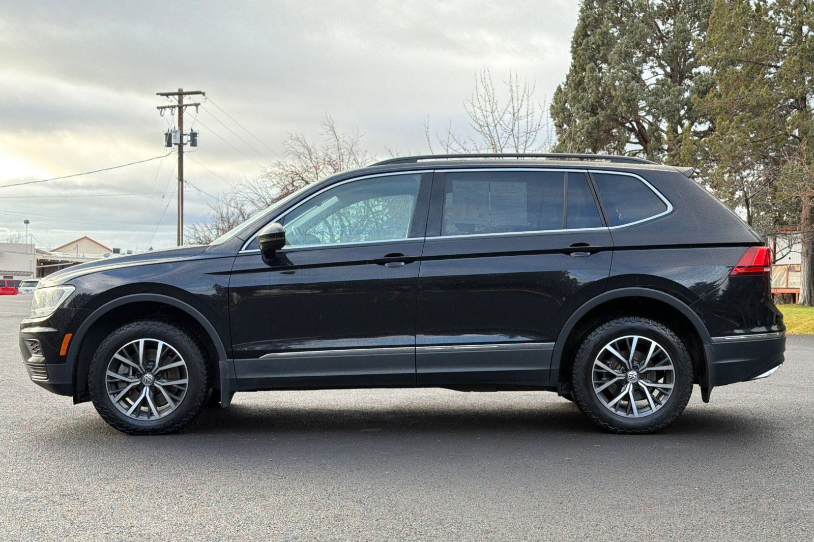 Used 2020 Volkswagen Tiguan SE w/ Panoramic Sunroof Package image 8