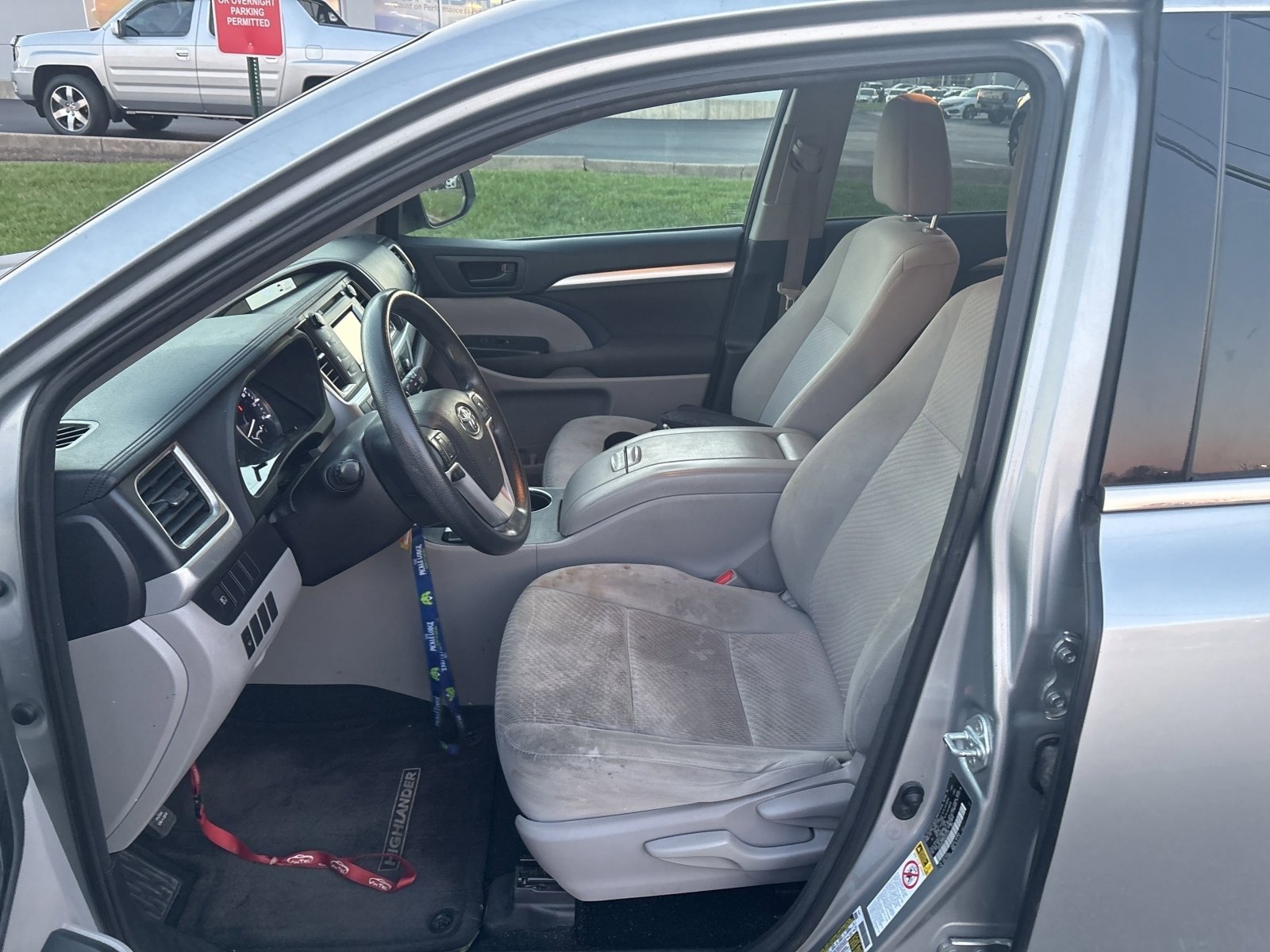 Used 2017 Toyota Highlander LE FWD image 3