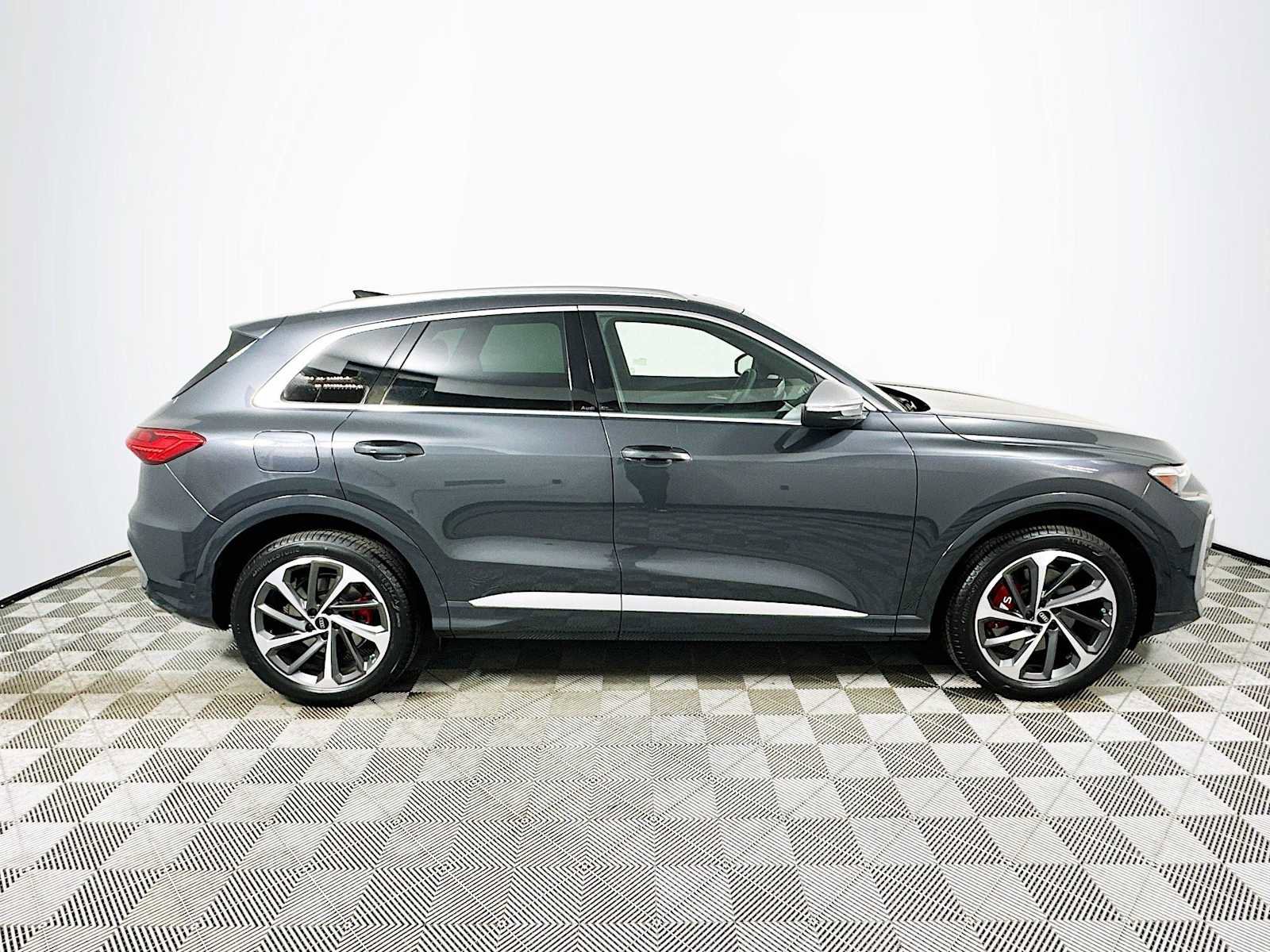 New 2025 Audi SQ5 Prestige image 8
