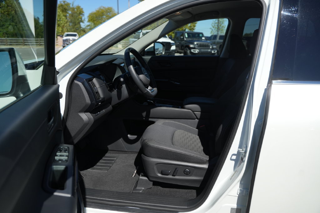Used 2024 Nissan Pathfinder SV AWD/4WD image 12
