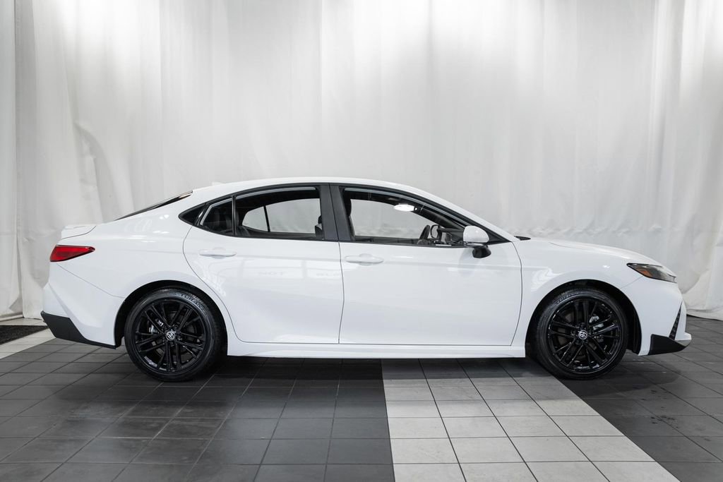 Used 2025 Toyota Camry SE image 3