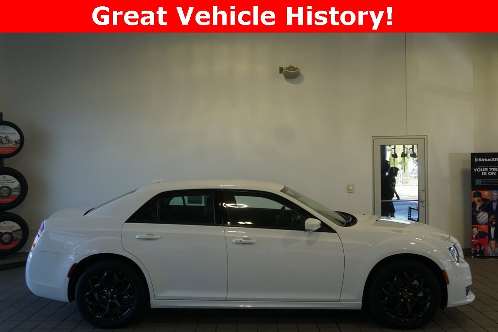 Used 2023 Chrysler 300 Touring L image 2