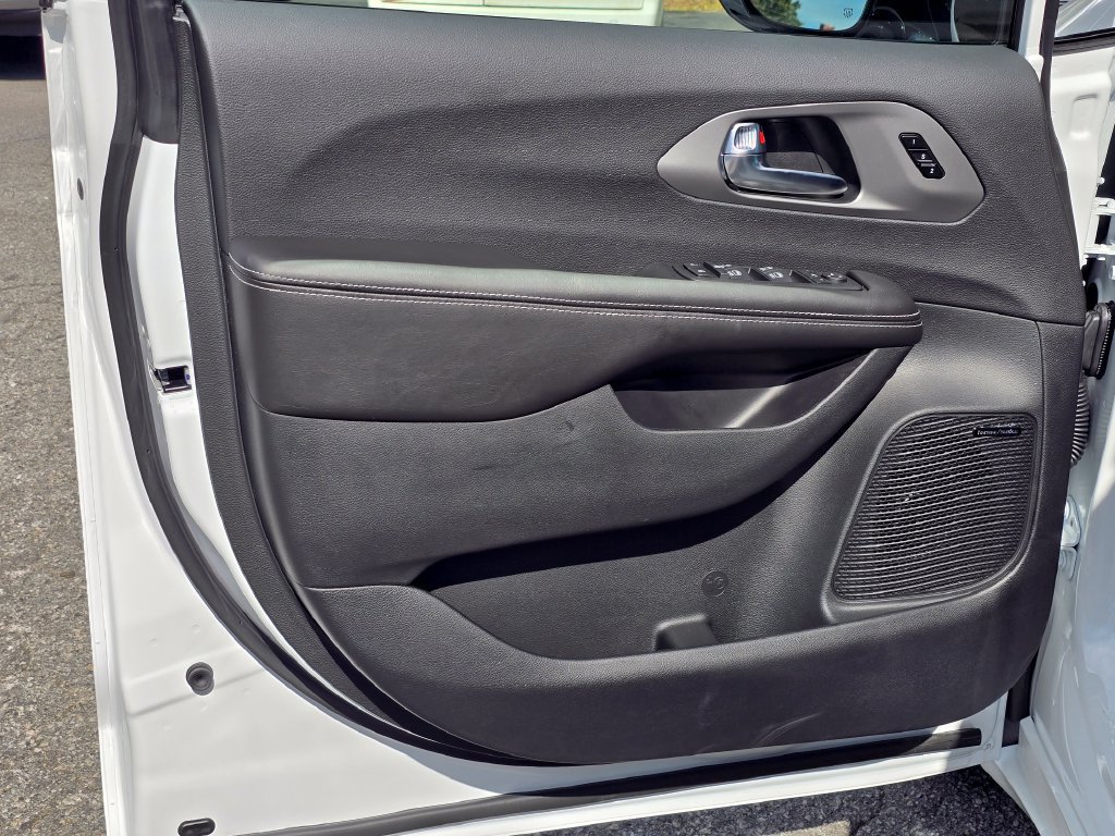 New 2027 Chrysler Pacifica Limited AWD/4WD image 35