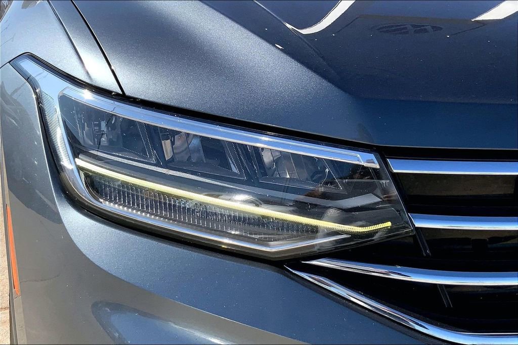 Used 2022 Volkswagen Tiguan SE w/ Panoramic Sunroof Package image 26