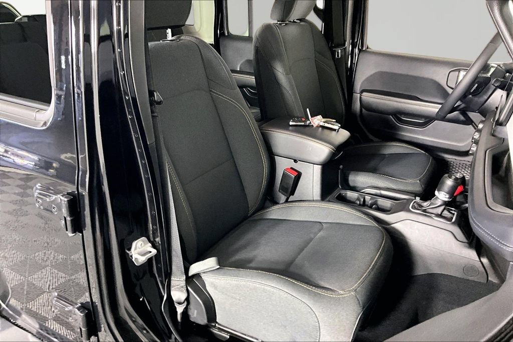 Used 2025 Jeep Wrangler Unlimited Sahara AWD/4WD image 28