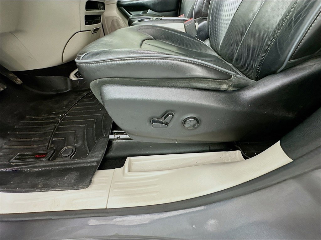 Used 2018 Chrysler Pacifica Limited image 19