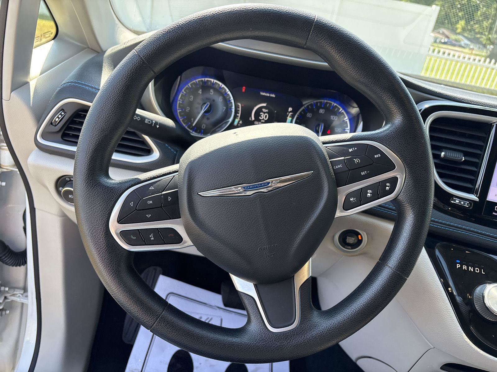 Used 2021 Chrysler Pacifica Touring FWD image 18
