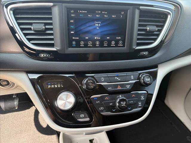 Used 2018 Chrysler Pacifica Touring Plus w/ Tire & Wheel Group FWD image 13