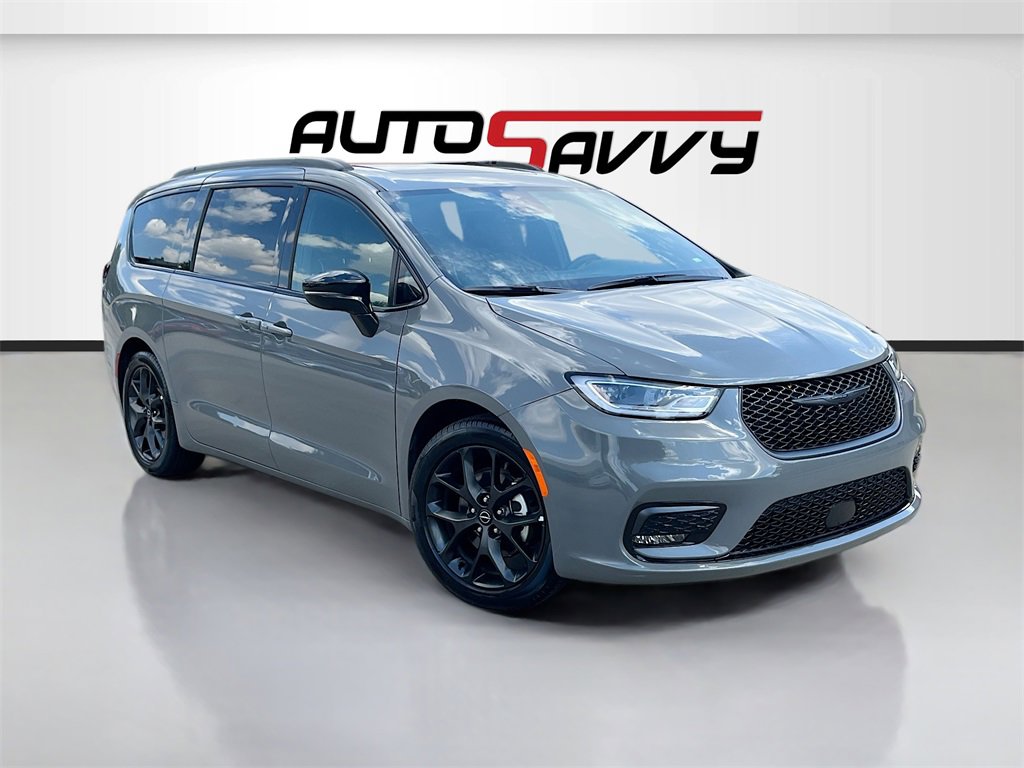 Used 2025 Chrysler Pacifica Limited image 1
