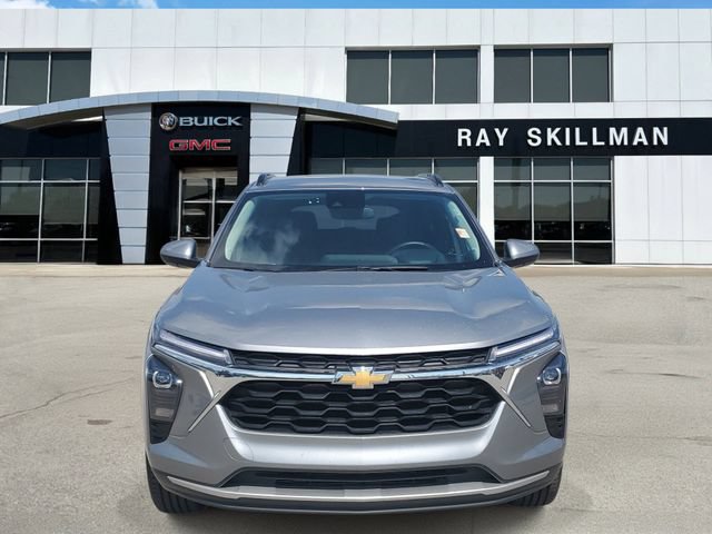 Used 2025 Chevrolet Trax LT w/ LT Convenience Package FWD image 2
