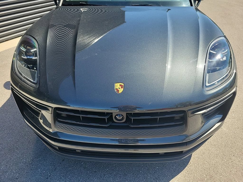 Certified 2025 Porsche Macan AWD/4WD image 10