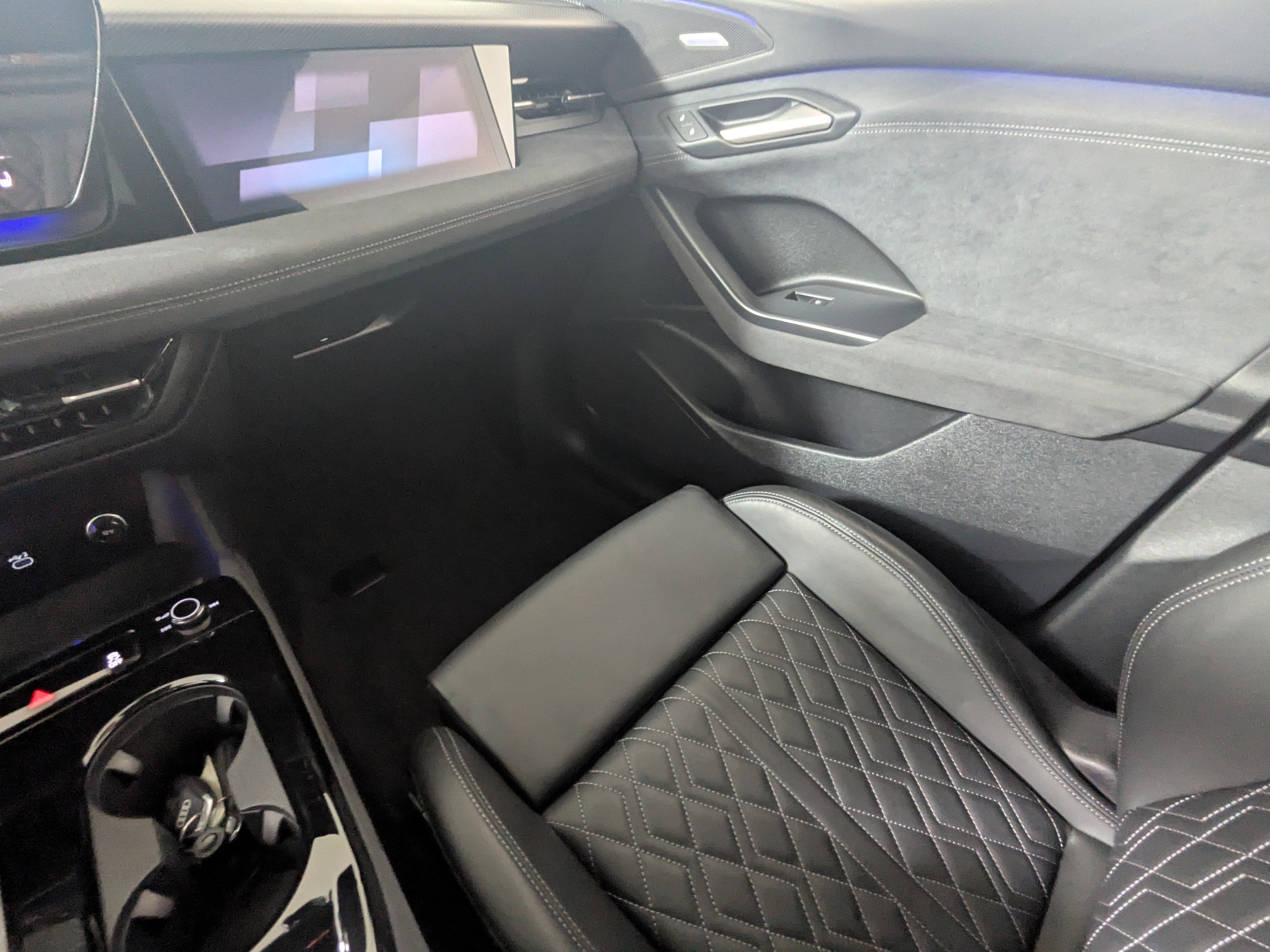 Certified 2025 Audi SQ6 e-tron Prestige AWD/4WD image 12