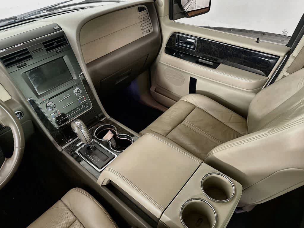 Used 2016 Lincoln Navigator Select RWD image 11