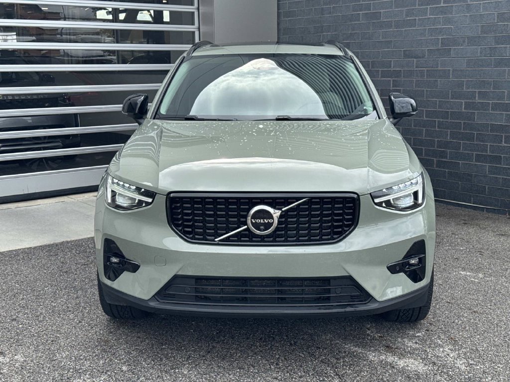 Used 2023 Volvo XC40 B5 Ultimate w/ Climate Package AWD/4WD image 2