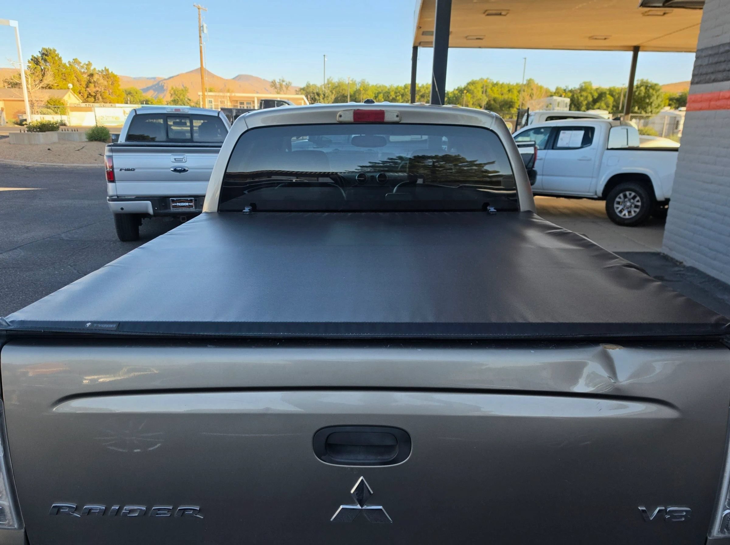 Used 2006 Mitsubishi Raider XLS AWD/4WD image 33