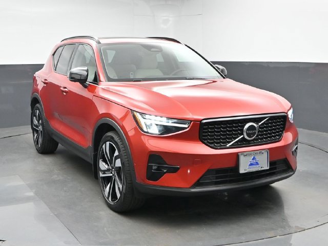Used 2023 Volvo XC40 B5 Plus w/ Driver Assist Package AWD/4WD image 2