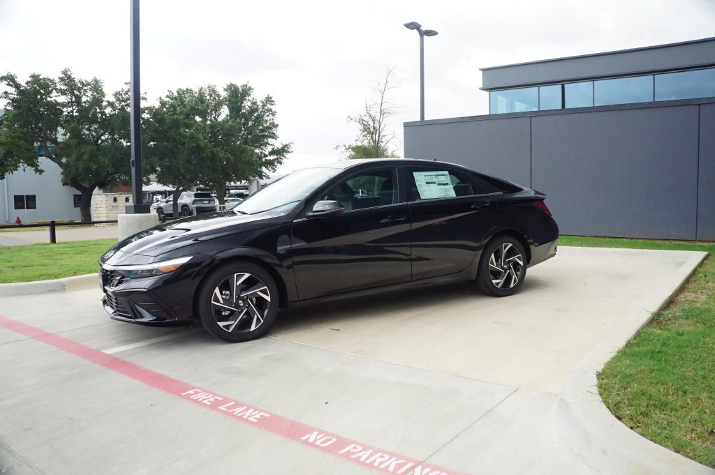 New 2026 Hyundai Elantra Limited FWD image 4