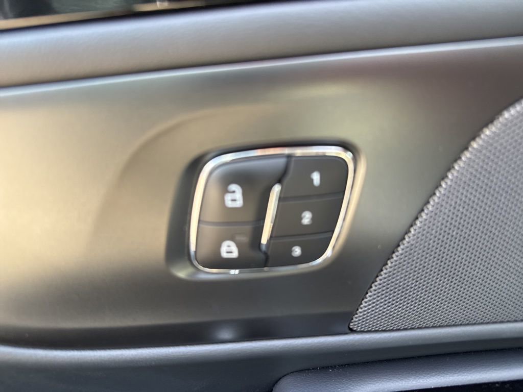 Used 2024 Lincoln Nautilus Reserve w/ Equipment Group 202A image 10