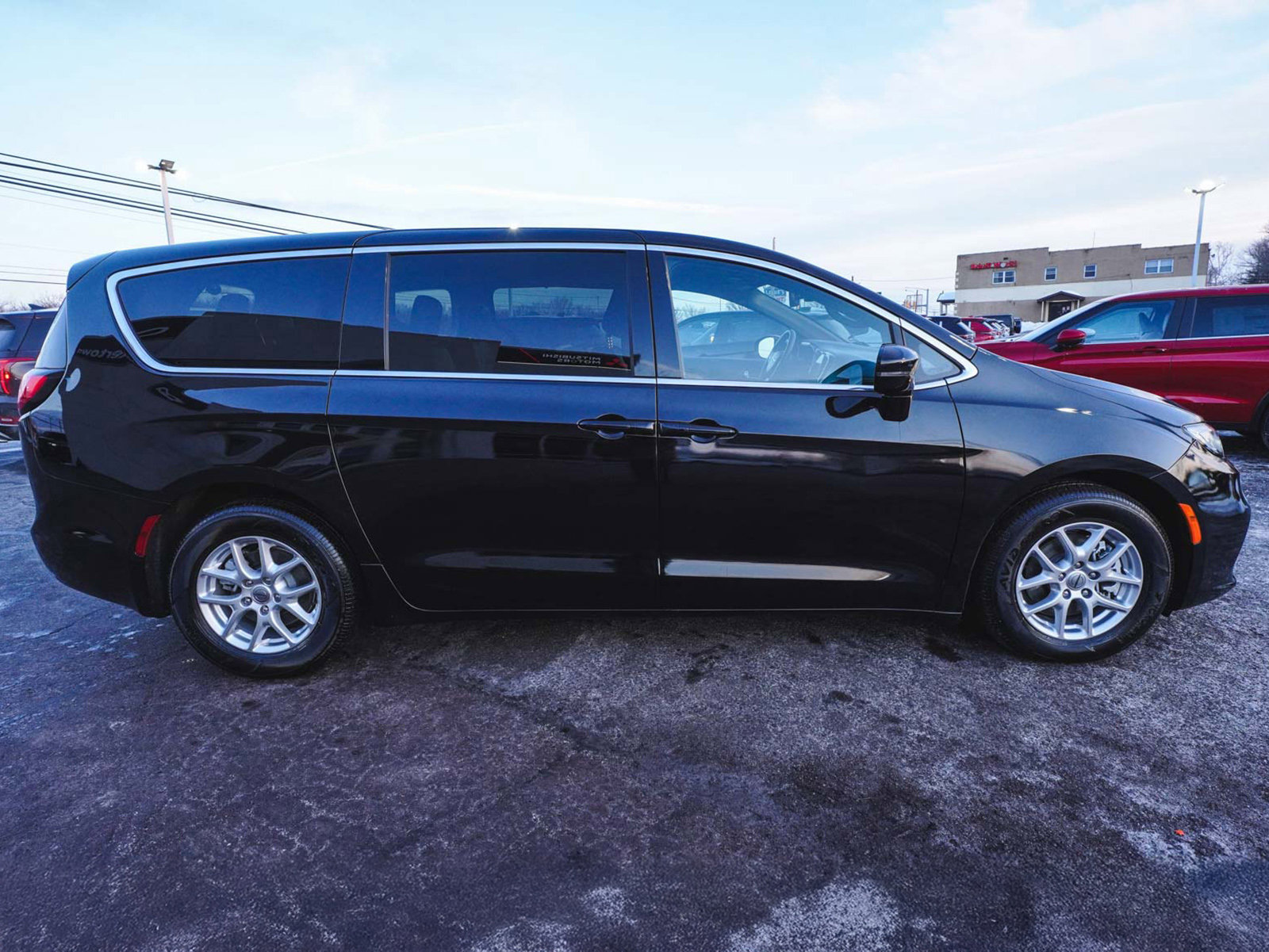 Used 2025 Chrysler Pacifica Select FWD image 4
