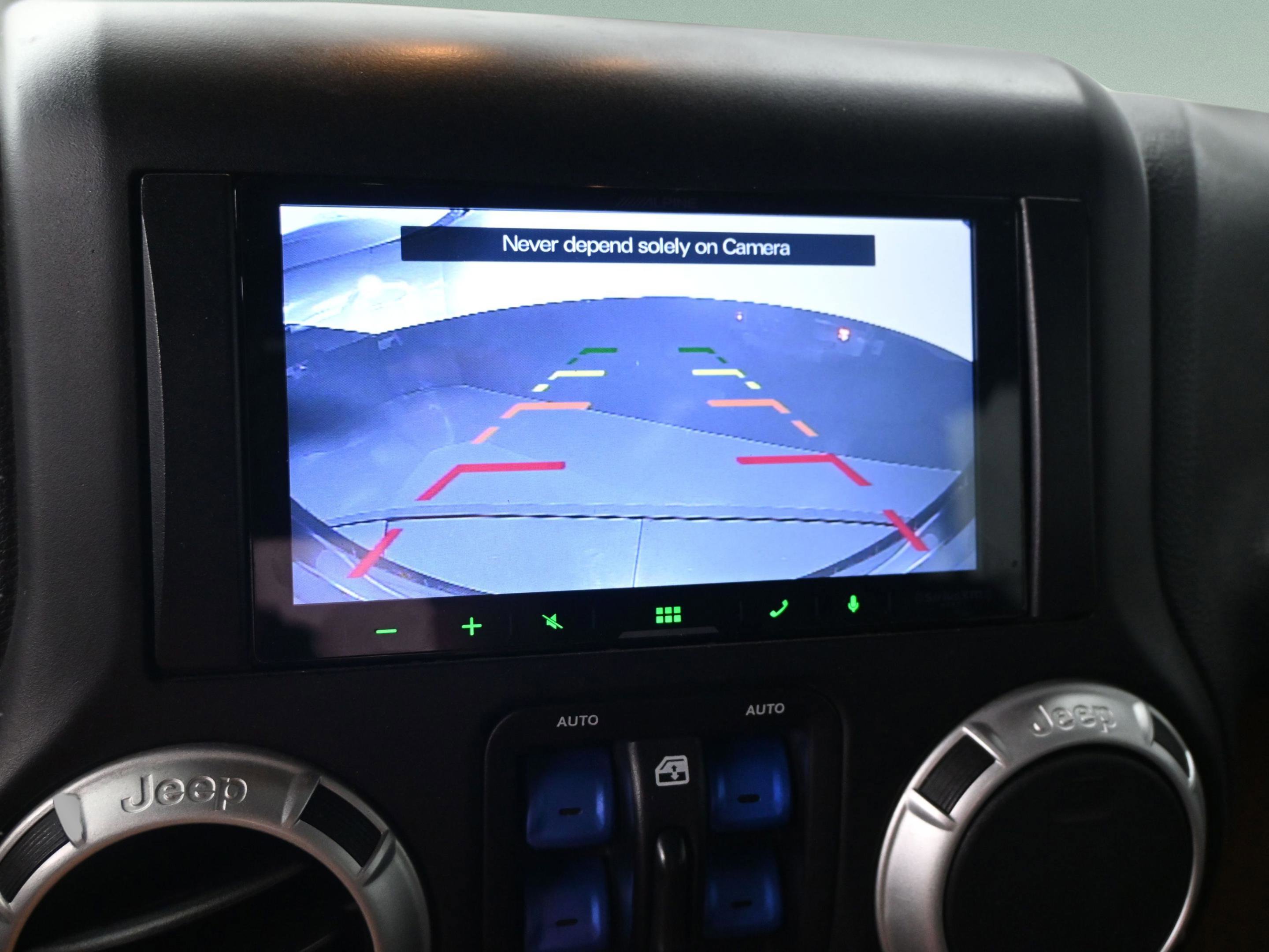 Used 2016 Jeep Wrangler Unlimited Sahara w/ Connectivity Group image 29