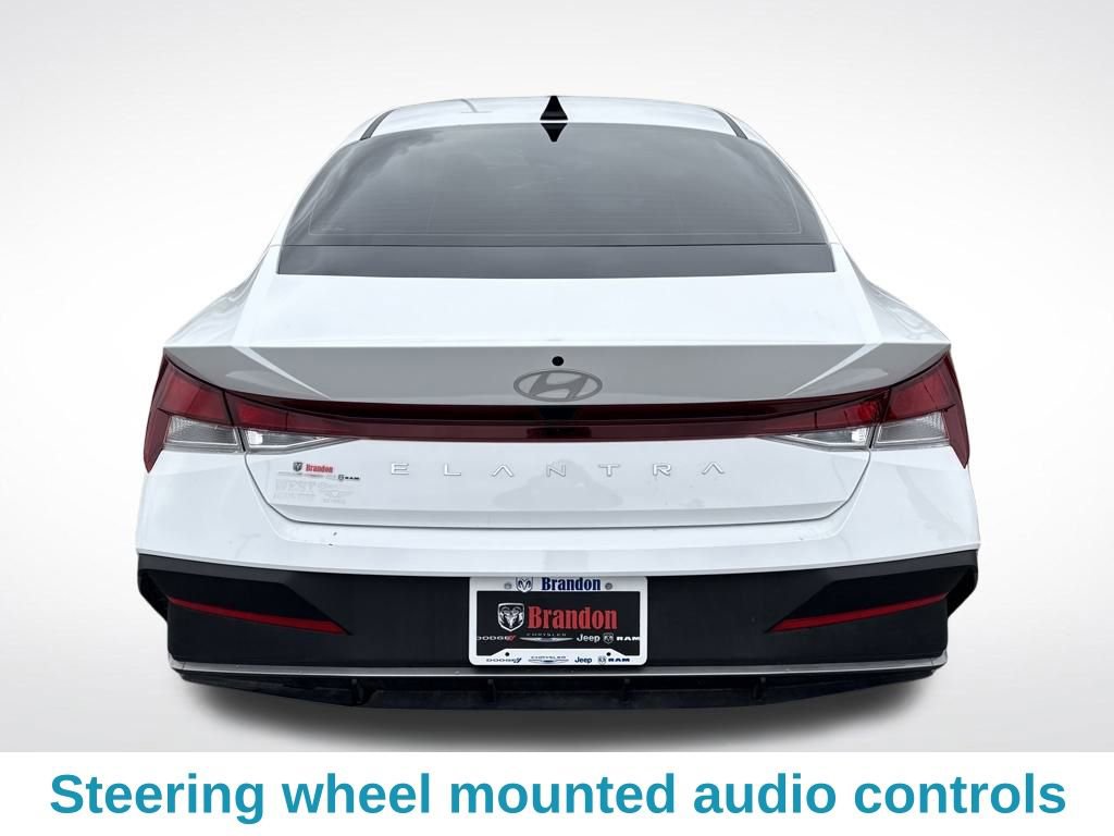 Used 2025 Hyundai Elantra SE image 4