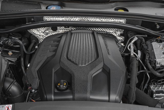 Used 2024 Porsche Macan w/ Premium Plus Package image 29