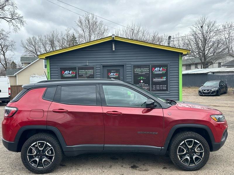 Used 2025 Jeep Compass Trailhawk AWD/4WD image 4