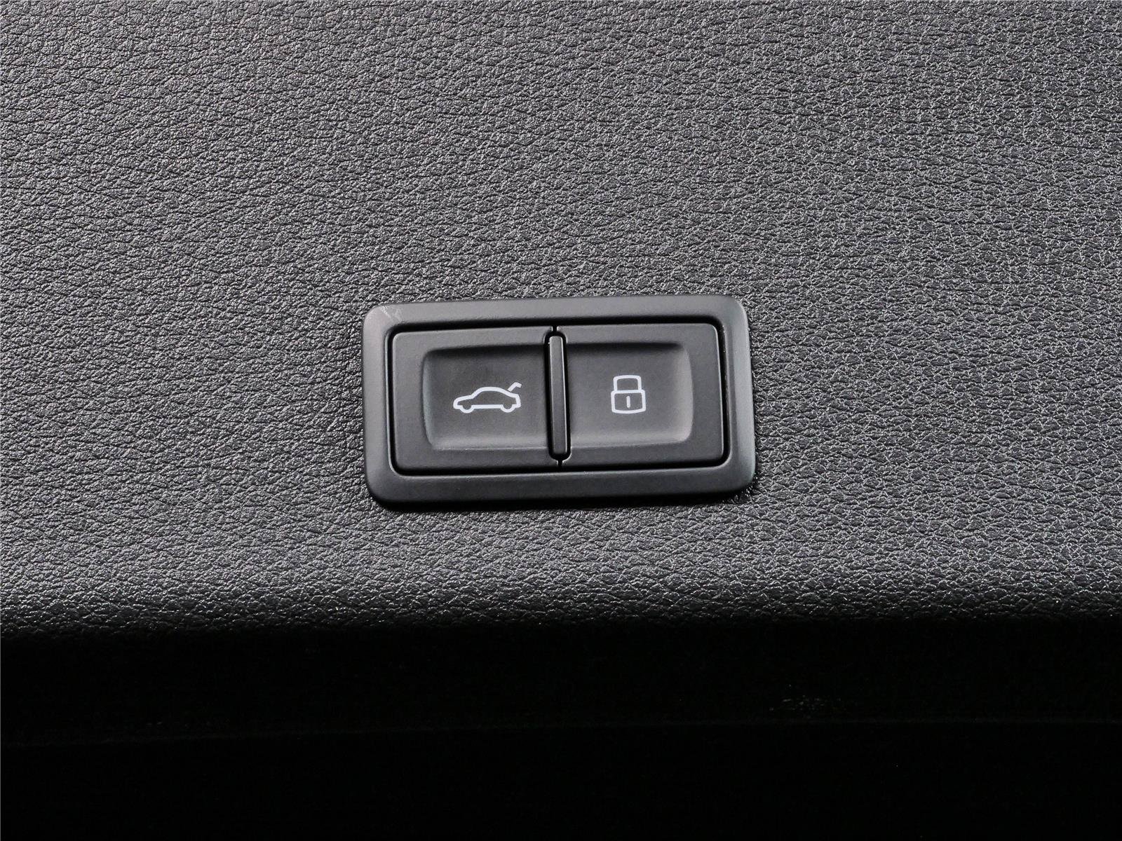 Used 2023 Audi e-tron Premium Plus w/ Premium Plus Package AWD/4WD image 33