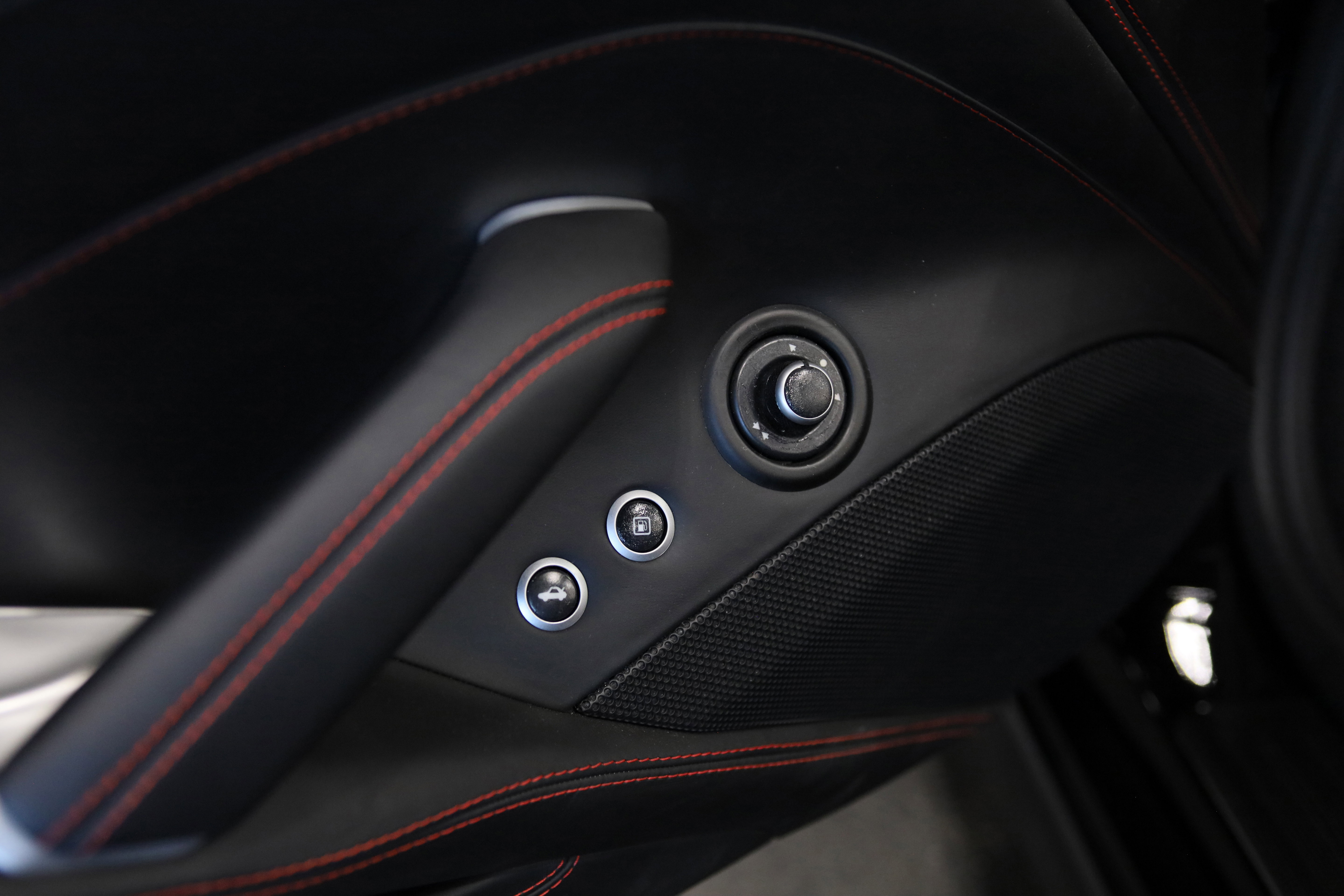Used 2017 Ferrari California T RWD image 12