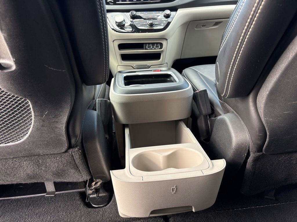 Used 2024 Chrysler Pacifica Touring-L image 38