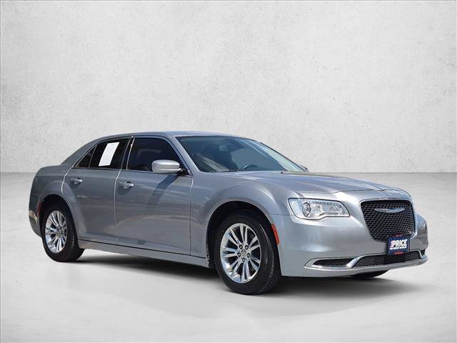 Used 2017 Chrysler 300 Limited RWD image 3