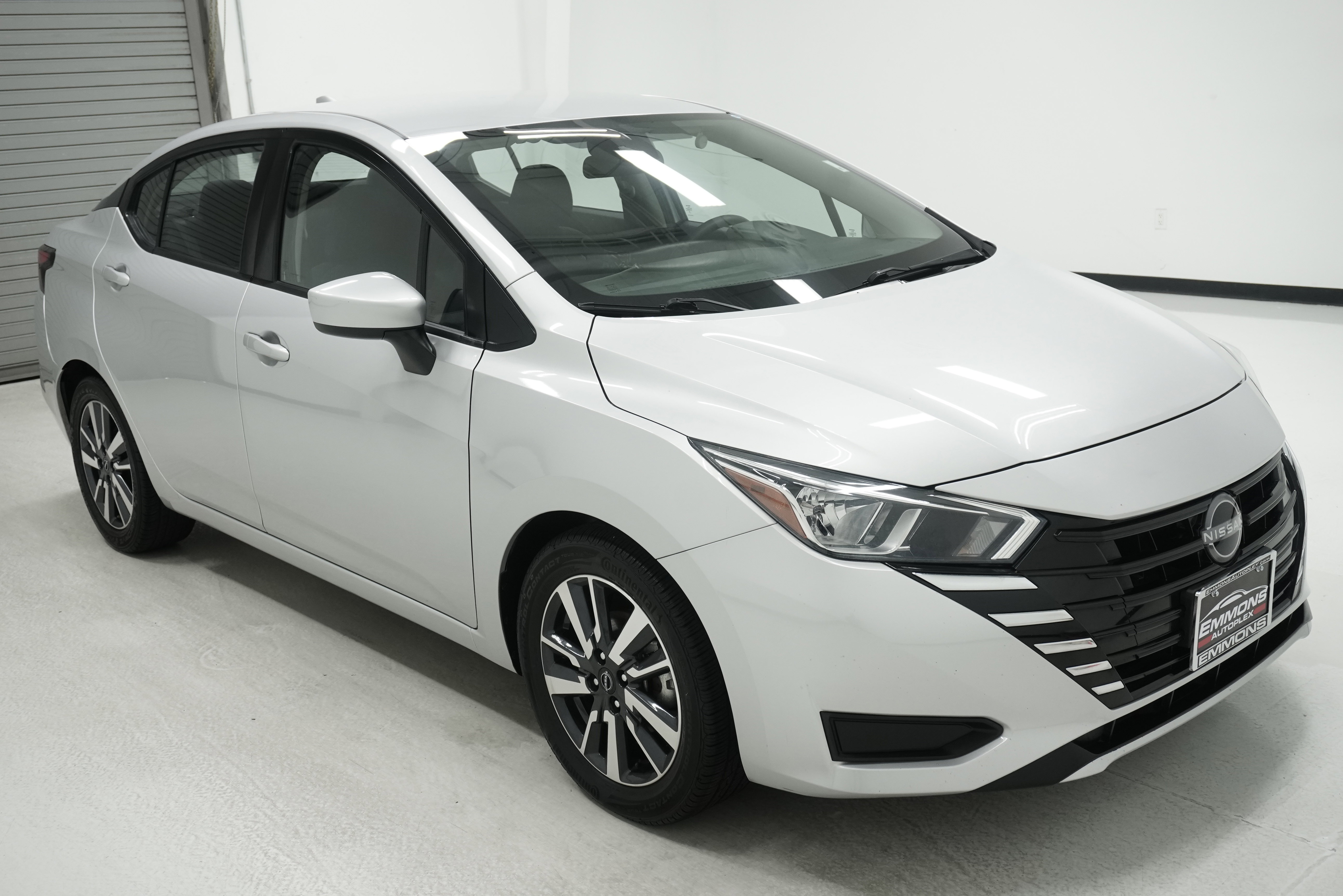 Used 2023 Nissan Versa SV FWD image 3