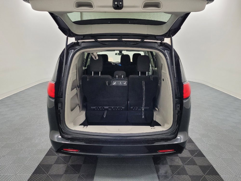 Used 2020 Chrysler Voyager L FWD image 29