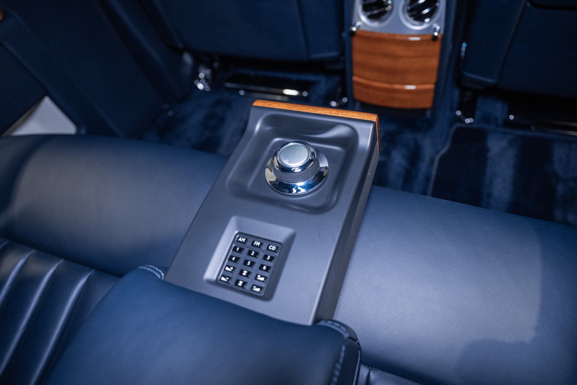 Used 2011 Rolls-Royce Phantom Sedan RWD image 40