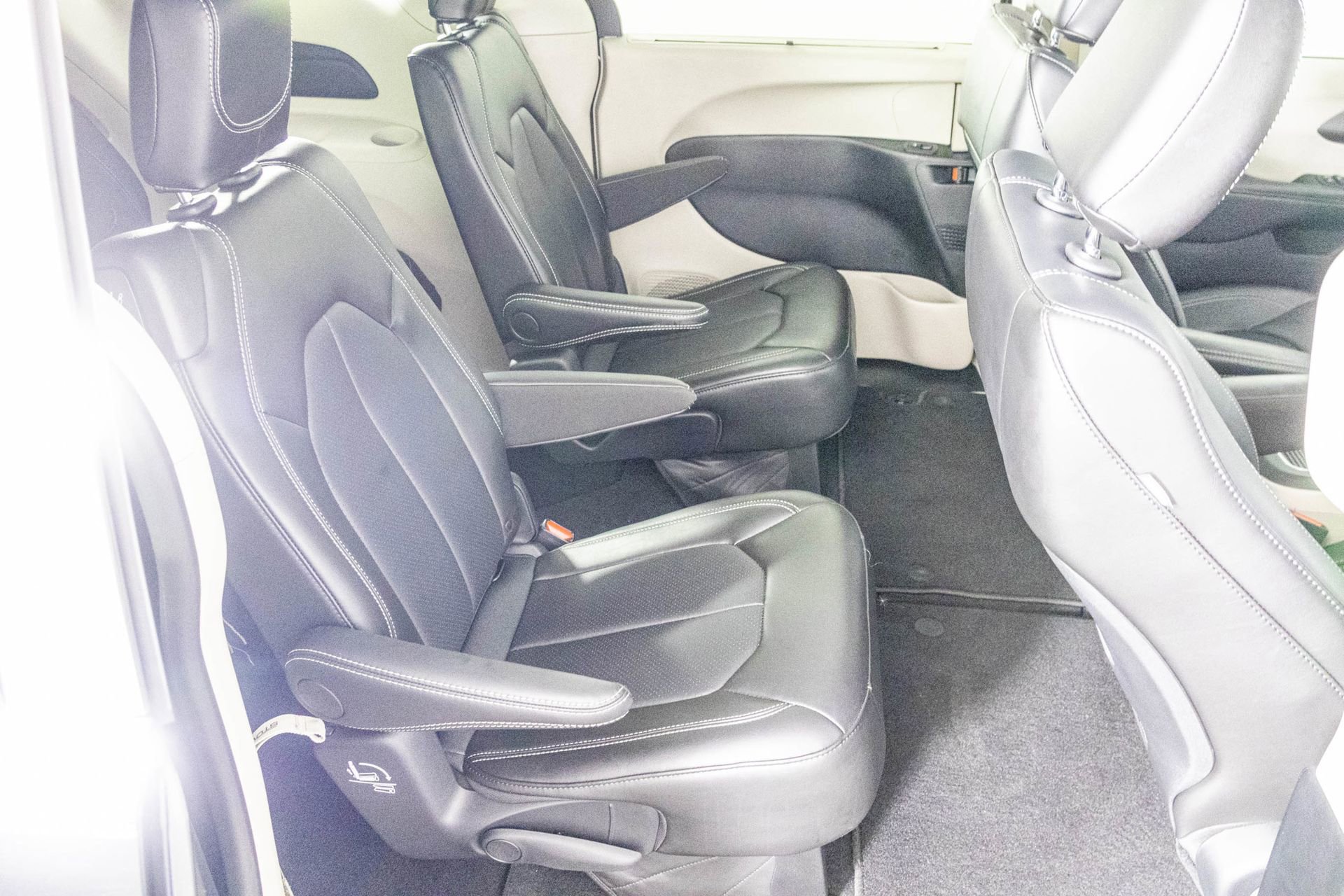 Used 2024 Chrysler Pacifica Touring-L image 39