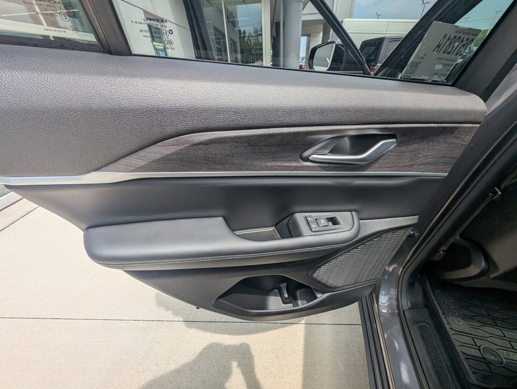 Used 2024 Jeep Grand Cherokee Limited image 39