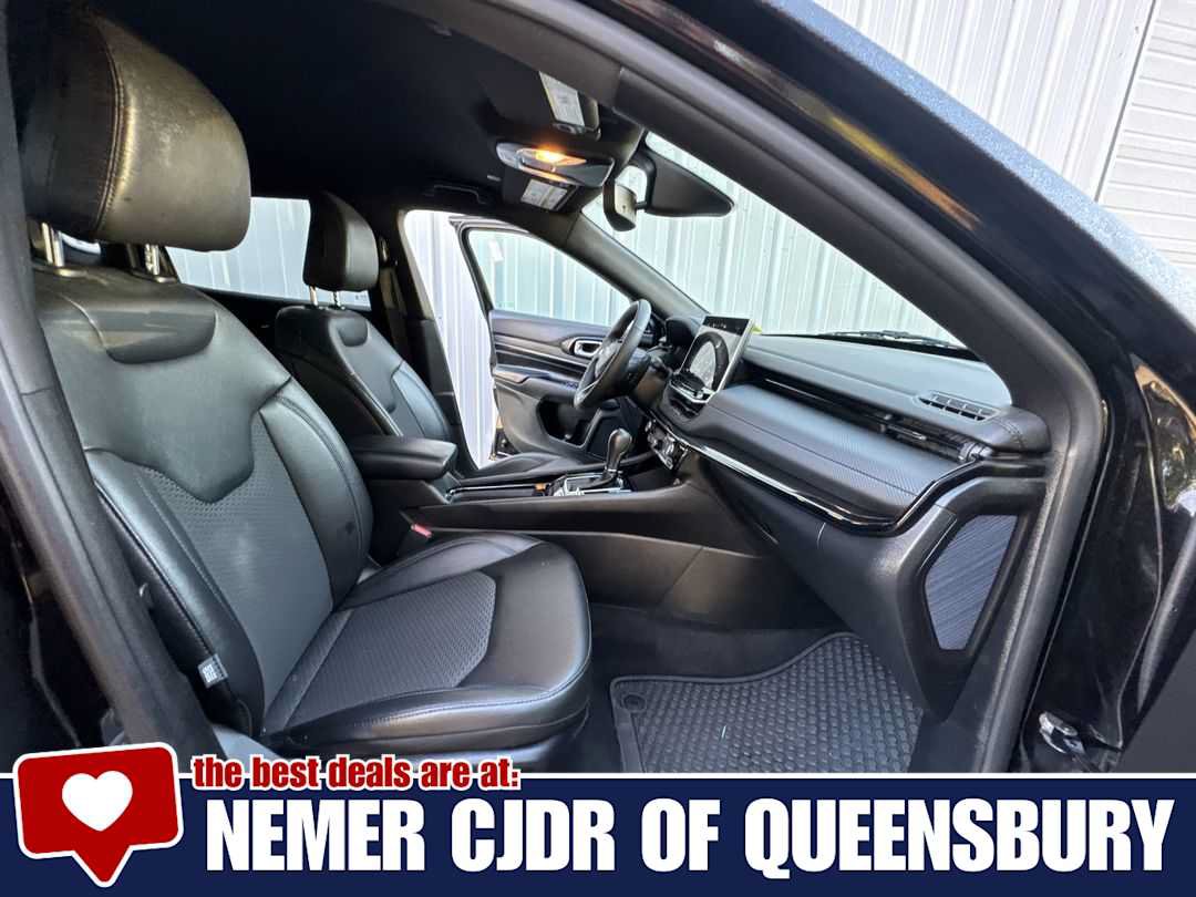 Used 2025 Jeep Compass Latitude w/ Convenience Group AWD/4WD image 23