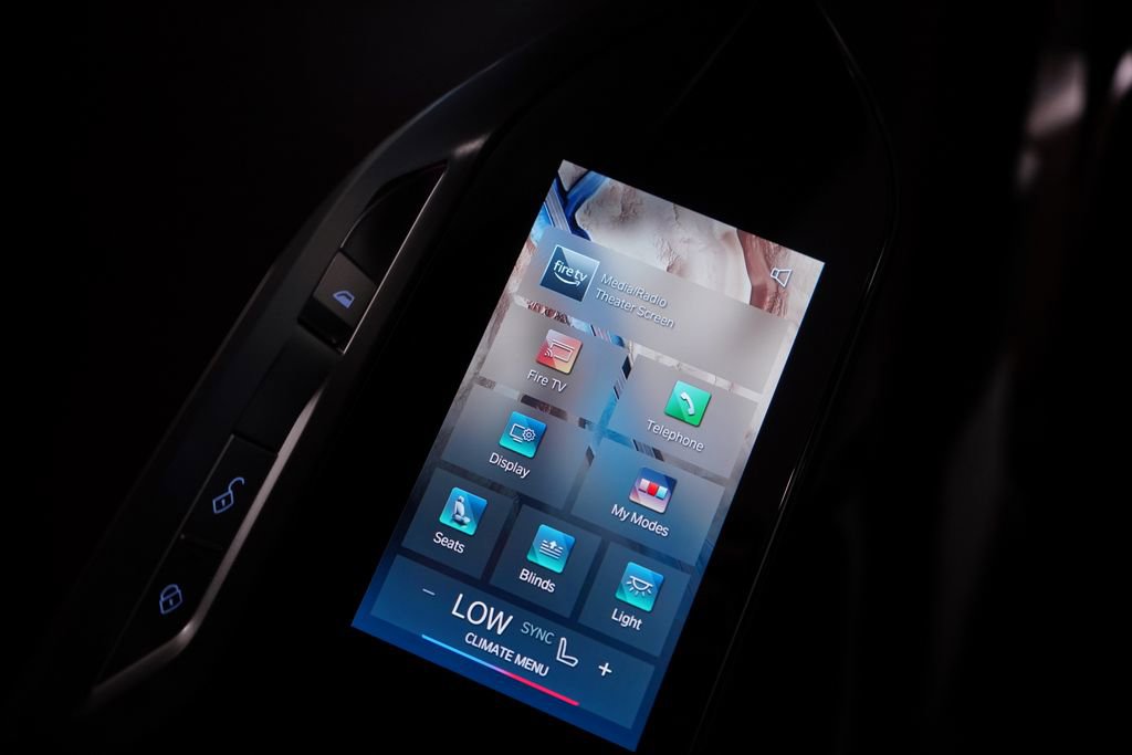 Used 2025 BMW i7 eDrive50 w/ M Sport Package image 16