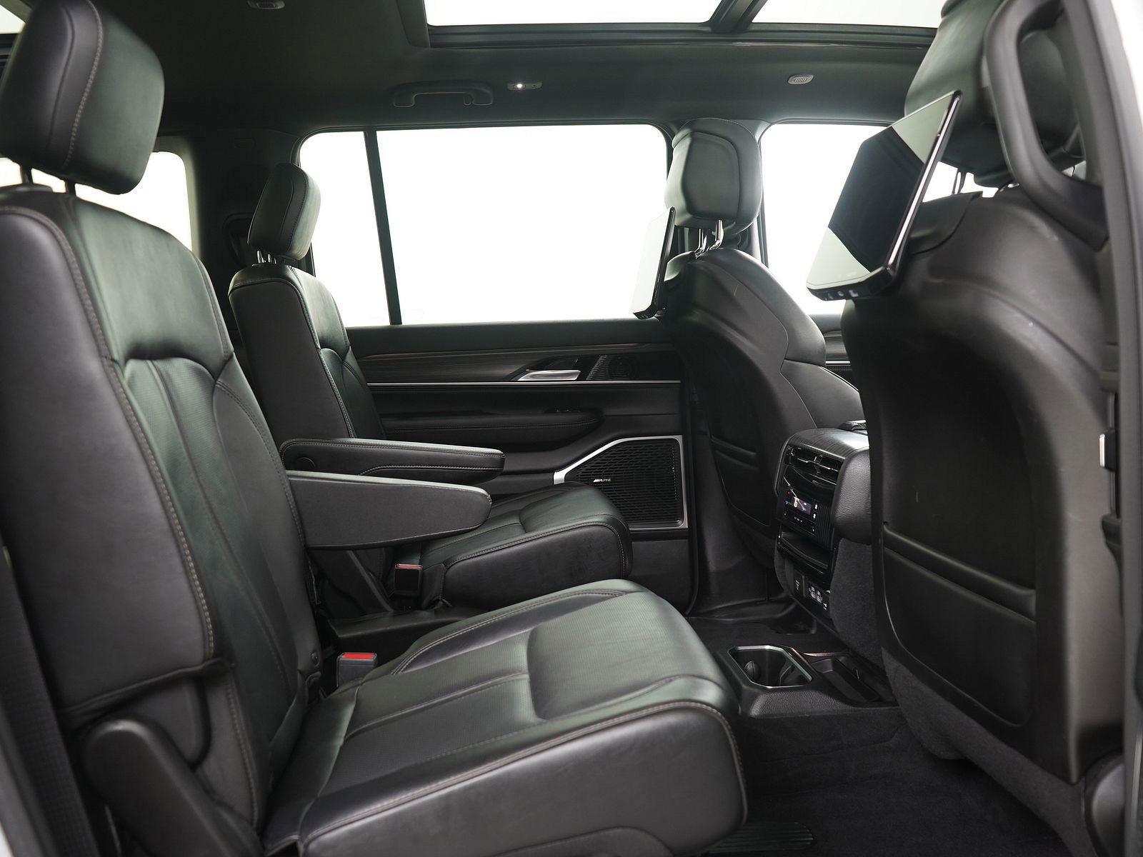 Used 2023 Jeep Wagoneer L Series II w/ Premium Group I image 13