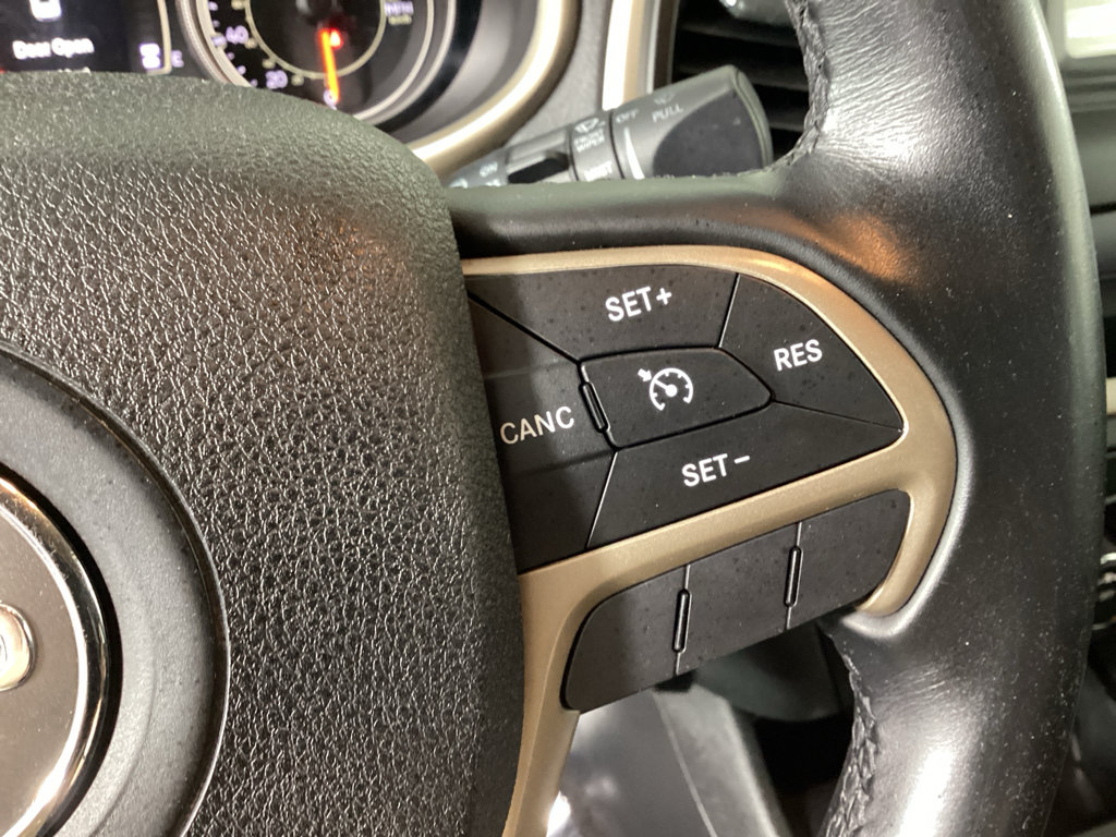 Used 2017 Jeep Cherokee Latitude AWD/4WD image 23