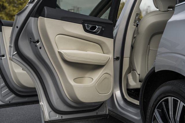 Used 2022 Volvo XC60 T8 Inscription w/ Advanced Package image 35