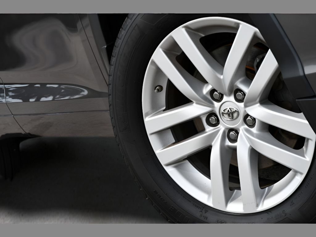 Used 2014 Toyota Highlander LE AWD/4WD image 10