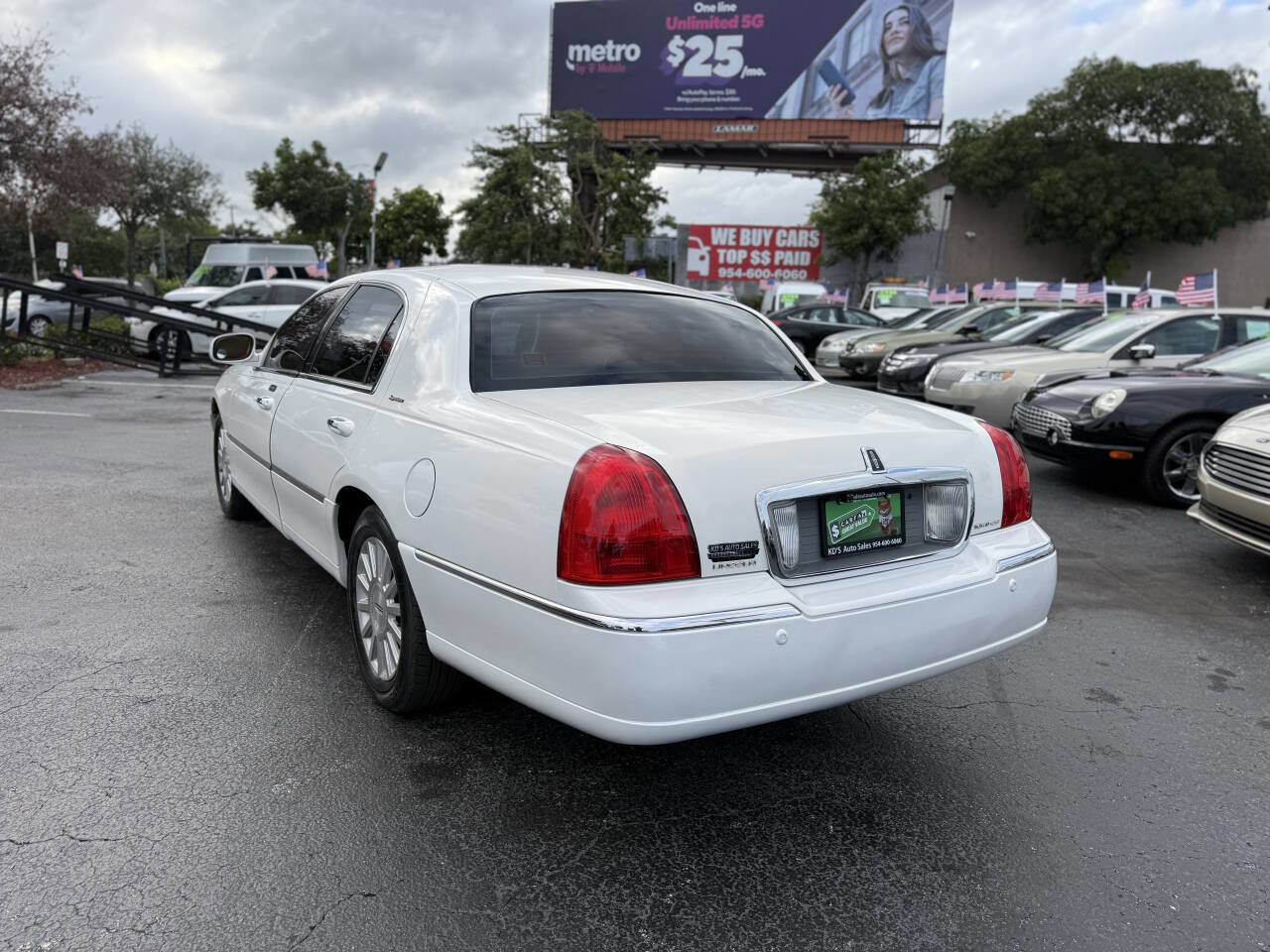 Used 2003 Lincoln Town Car Signature image 6