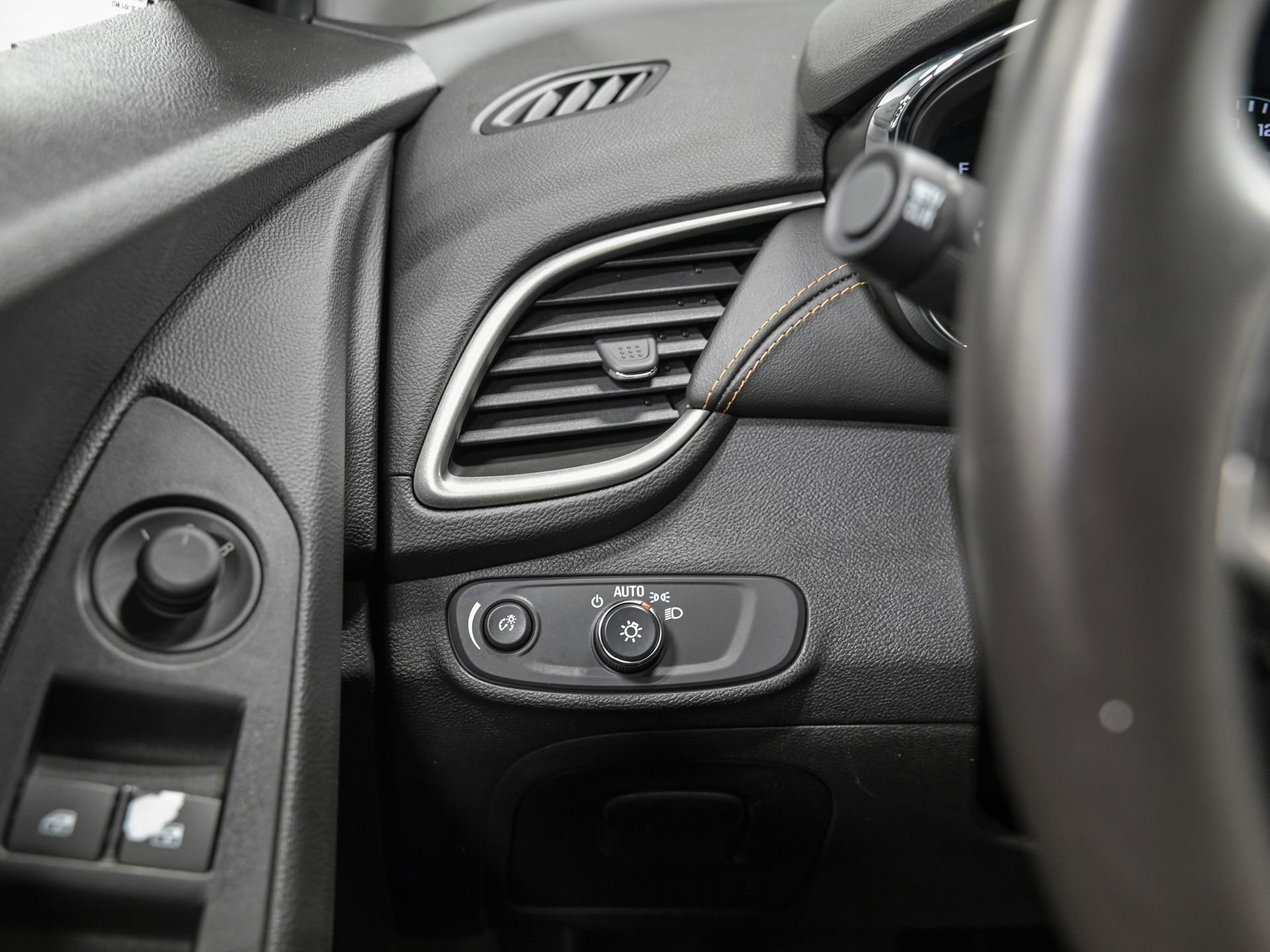 Used 2018 Chevrolet Trax LT w/ LT Convenience Package image 19