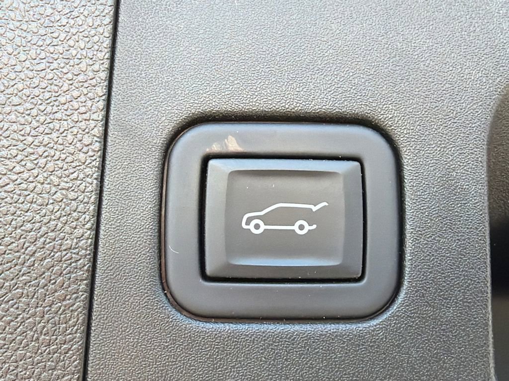 Used 2024 Cadillac XT4 Luxury w/ Cold Weather Package image 19