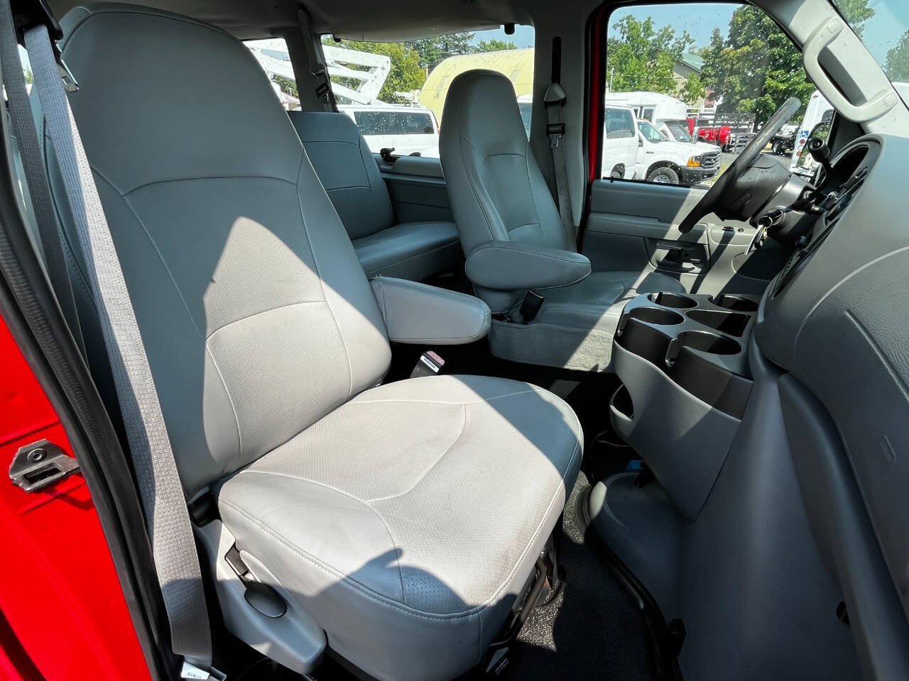 Used 2006 Ford E-350 and Econoline 350 Super Duty Wagon RWD image 20