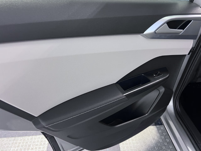 Certified 2025 Volkswagen Taos SE FWD image 17